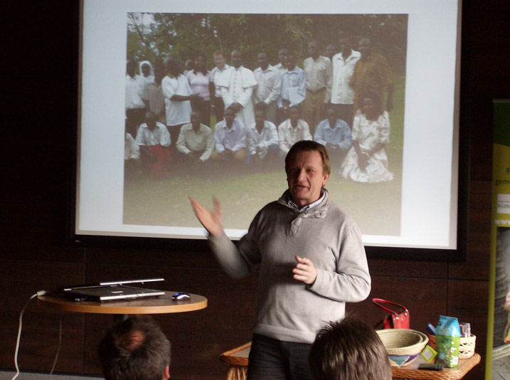Herr Pirsch traegt die Entstehungsgeschichte vor.jpg